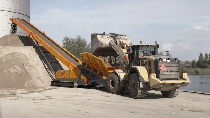 mobile hopper feeder for bulk materials