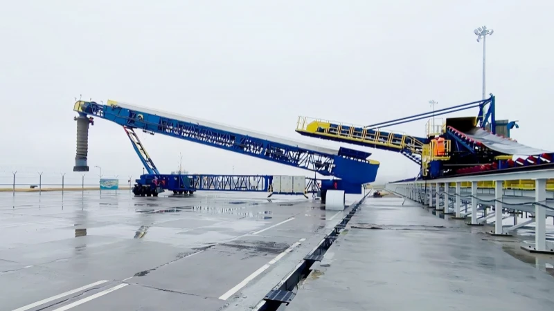 mobile ship loader for bulk materials