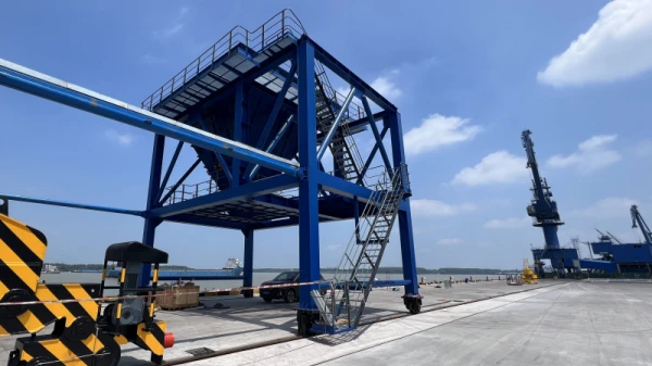 Rail-mounted Mobile Hopper for ship unloading