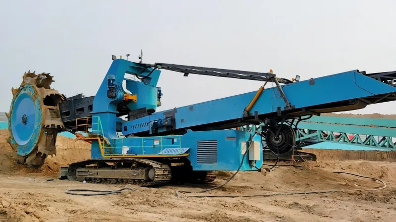 Tracked bucket wheel excavator for mobile excavating