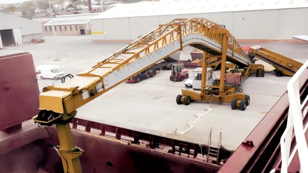 mobile shiploader with cambered boom loading conveyor