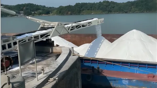 tracked bulk reception feeder for tuck unloading and ship loading