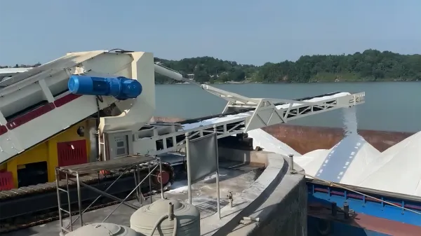 tracked bulk reception feeder for tuck unloading and ship loading