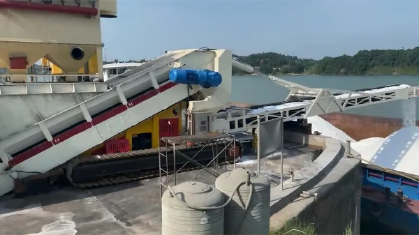 tracked bulk reception feeder for tuck unloading and ship loading