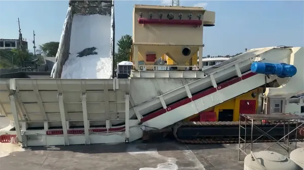 tracked bulk reception feeder for tuck unloading and ship loading