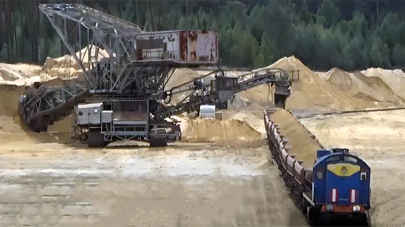 bucket wheel reclaimer for loading railcar and wagon