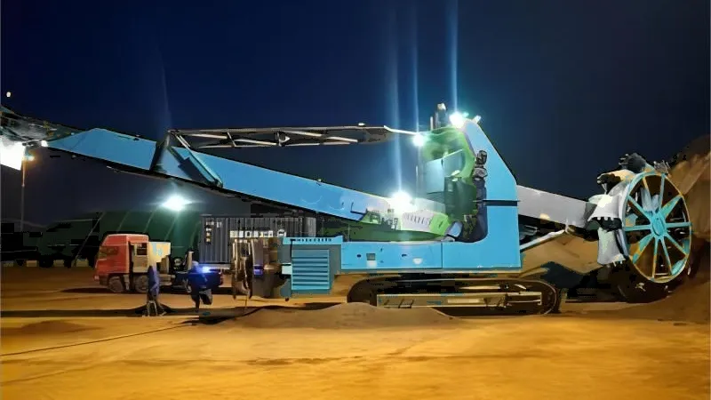 Mobile Hopper Feeder for Bulk Material Reclaiming and Feeding